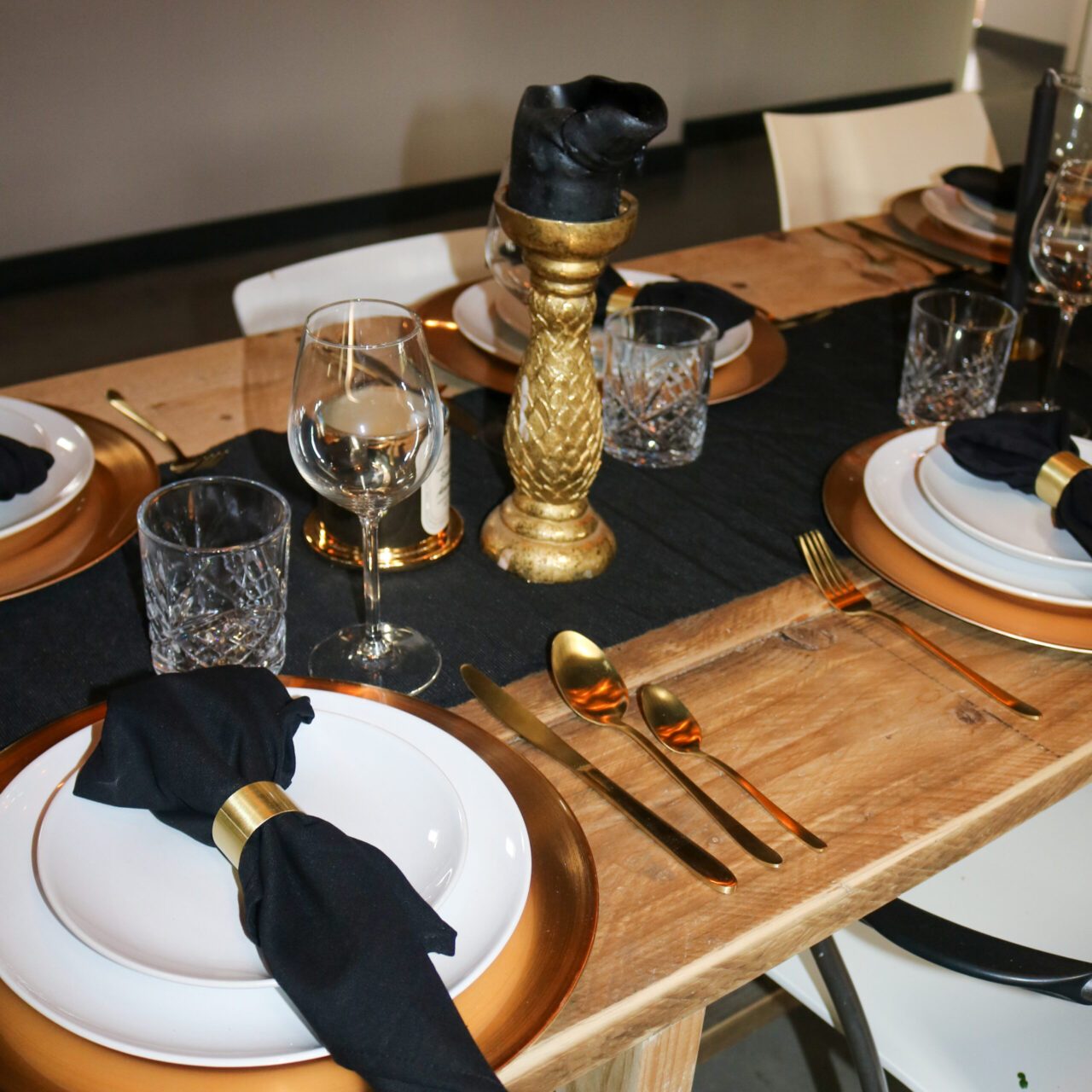Tafel in thema Black & Gold met gouden kandelaar