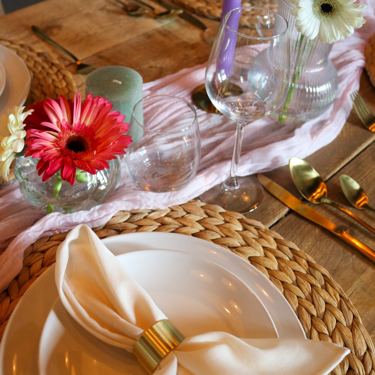 Tafel in thema Pastel Spring met gerbera's